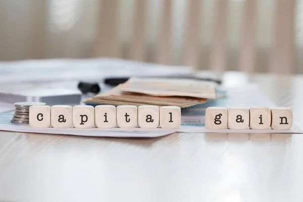 Wort Kapitalgewinn Aus Holzbuchstaben Zusammengesetzt Nahaufnahme — Stockfoto