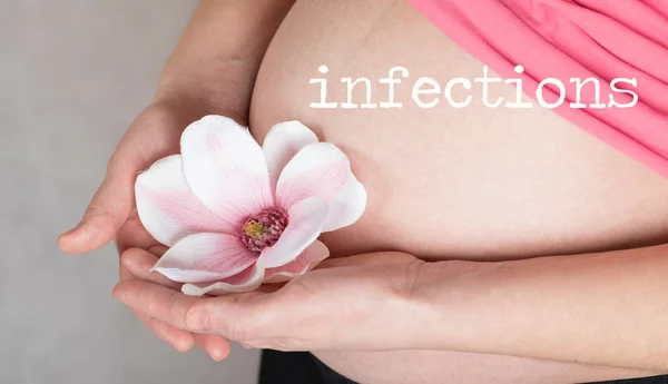 Influencias de palabras. Joven embarazada mujer mantiene artificial orquídea fl — Foto de Stock