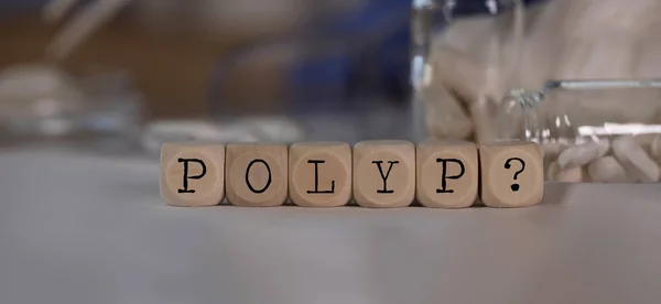 Слово POLYP и вопросительный знак состоят из деревянных кубиков. Таблетки? — стоковое фото