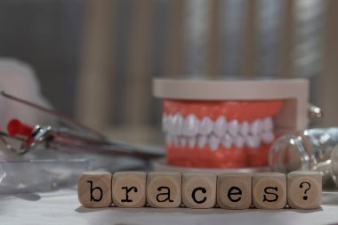 Kelime askıları ahşap zarlardan oluşur. Haplar, belgeler, kalem, uğultu