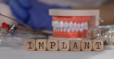 Kelime implantı ahşap zarlardan oluşur. Haplar, belgeler, kalem, hu