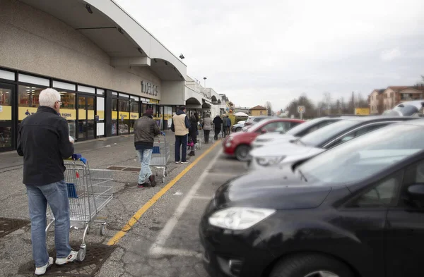 Ispra Lombardia Włochy 2020 Ludzie Stoją Kolejce Przed Supermarketem Tigros — Zdjęcie stockowe