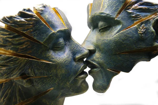 Heykel öpücüğü, kadın ve erkek yüzleri. Sevgililer günü. Aşk sembolü.