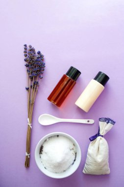 Lavanta kaplıcası doğal kozmetik, vücut kremi, duş jeli, tuz fırçası. Kumaş kesesi. Kuru bitkisel çiçekler.