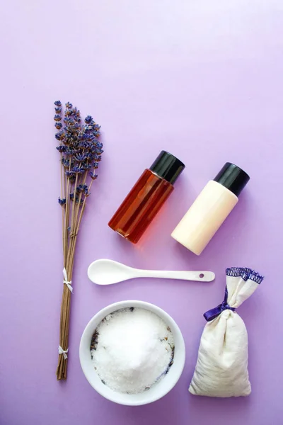 Lavanta kaplıcası doğal kozmetik, vücut kremi, duş jeli, tuz fırçası. Kumaş kesesi. Kuru bitkisel çiçekler.