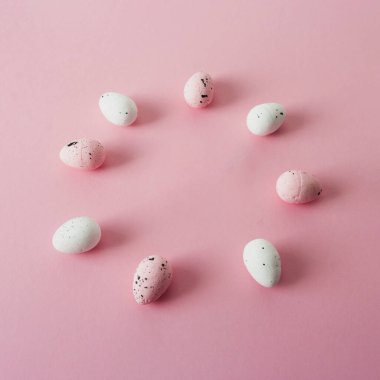 Pembe, beyaz paskalya yumurtaları, bıldırcın, daire şeklinde çerçeve.