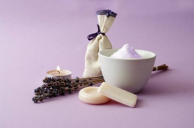 Lavanta kozmetik, el yapımı sabun, tuz fırçası. Kuru lavanta çiçekleri.