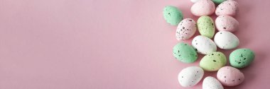 Renkli Paskalya bayrağı, pembe arka planda yumurtalar. Mutlu Paskalya dekorasyonu