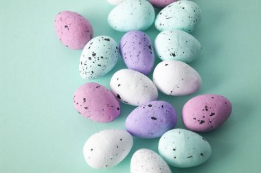 Paskalya arkaplanı, mavi arkaplanda yumurtalar, tebrik kartı dekorasyonu. Pastel renkler..