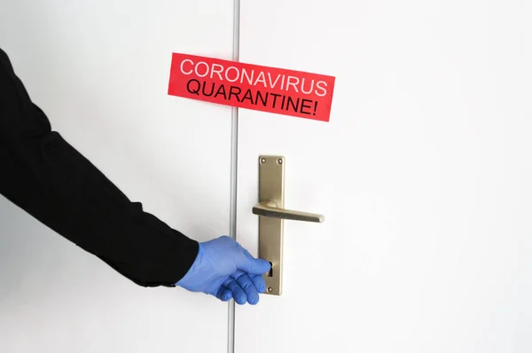 Coronavirus cuarentena covid-19 anuncio rojo en la puerta sellada, mano en guante de goma azul entrada cerrada con llave —  Fotos de Stock