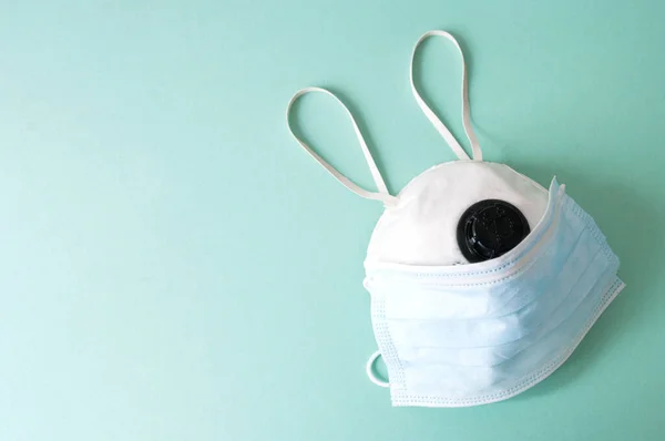 Paskalya Karantina Konsepti, koruma maskeli tavşan kafası, sağlık hizmeti.
