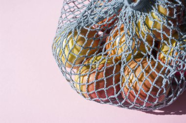 Tel örgü çantadaki çiftlik meyveleri, sağlıklı yiyecekler, çevre dostu, sıfır atık, kapatın, boşluğu kopyalayın.