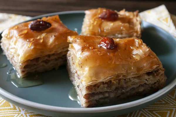 Turkish sweets baklava, home made bakery, Close up. Menu photo. Pastry, walnuts, syrup. — Stock Photo, Image