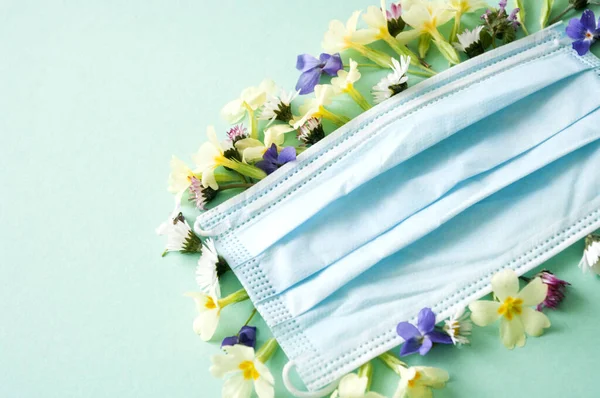 Maske yayı, çiçekler, alerjiye karşı koruyucu. Metin için boşluk.
