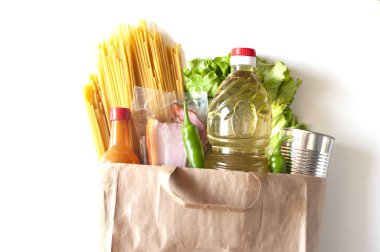 Temassız yemek teslimatı, bağış gereksinimleri. Yağ, makarna, salata, kırmızı biber, konserve yemek, pastırma, baharatlı sos. Ürünler kese kağıdında.