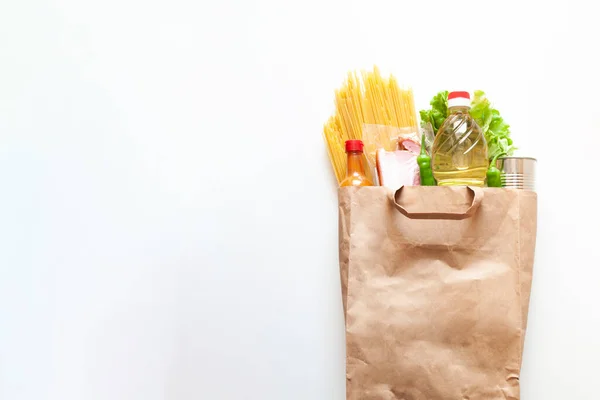 Temassız teslimat, bağış gereksinimleri. Yağ, makarna, salata, yeşil biber, konserve yemek, pastırma, baharat sosu. Ürünler kese kağıdında. Kopya alanı, afiş. beyaz arkaplan.