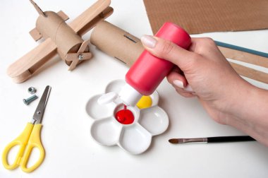 Uçak nasıl yapılır. El yapımı oyuncak, tuvalet kağıdı rulosu ve buzlu şeker artıkları. Çocuklar ve ebeveynler için. Beşinci adım, kırmızı boya koy. Çocuk için DIY, ev karantinası sırasında yapılacak fikirler.