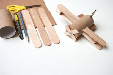 Tuvalet kağıdı rulo ve çubuklardan uçak oyuncağı yapmayı. Sıfır atık arama. Çocuk odası için dekorasyon, yetenek paylaşımı. Karantina sırasında el yapımı fikirler. Boşluğu kopyala.