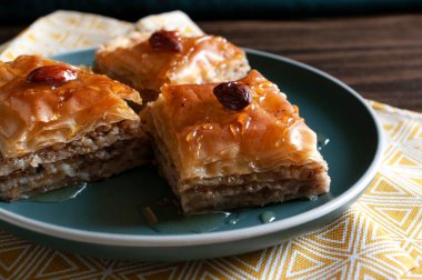 Tatlı cevizli tatlı, hamur tatlısı, bal, Türk baklavası. Ev yapımı fırın.