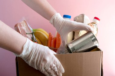 Eldivenleri, bağış kutusunda paketleri, teslimatı, internetten alışverişi vardı. Yiyecek..