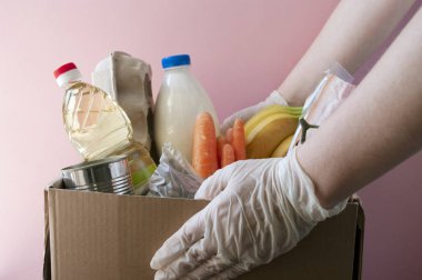 Güvenli yiyecek teslimatı, kutuda market, online alışveriş.