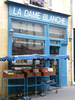 Paris, Fransa - 5 Haziran 2016: Paris, Fransa 'nın merkezindeki eski vinil plak mağazası.
