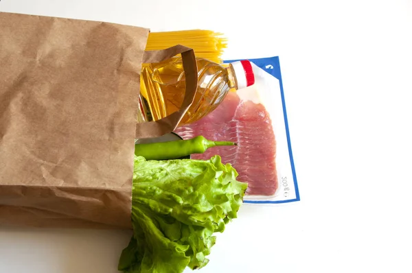 Kese kağıdında alışveriş. Temassız teslimat, bağış gereksinimleri..