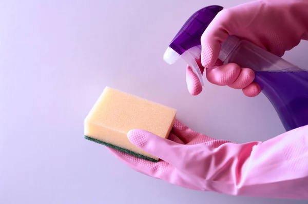 Menschenhände Gummihandschuhen Mit Schwamm Und Sprühflaschenwaschmittel Hausputzkonzept Hautnah — Stockfoto