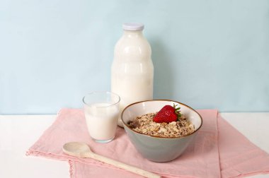 Süt, müsli ve meyveli sağlıklı bir kahvaltı. Yulaf ezmesi.