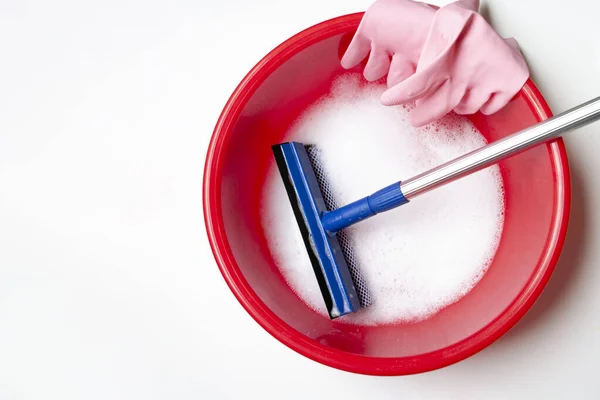 Evdeki pencereleri temizlemek için aletler, lastik eldivenler, lavabo, köpük, squilgee. Oda servisi kavramı.