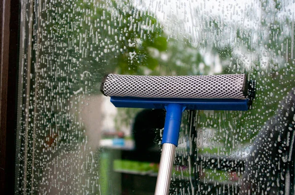 Squilgee kullanarak cam temizleme.