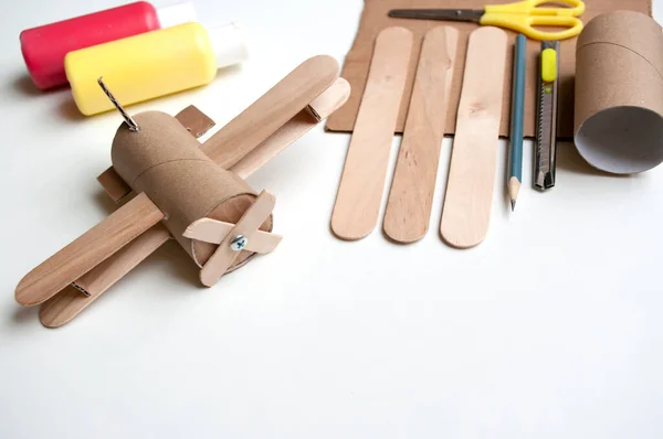 Kağıttan yapılmış çift kanatlı uçak, çocuk oyuncağı, hobi, aile için ölüm. Boşluğu kopyala.