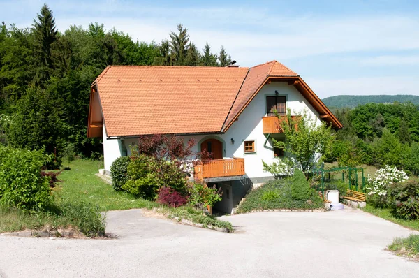 Häuser Mit Rotem Ziegeldach Einem Dorf Frühling Bauen Der Natur — Stockfoto