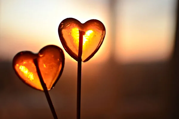 Due Cuori Zucchero Trasparenti Uno Sfondo Tramonto — Foto Stock