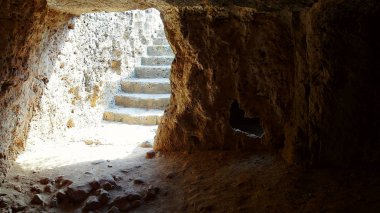 Taş bir mağaradan antik merdivenler