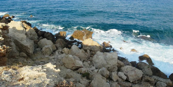 Rotsachtige Kust Van Blauwe Zee Golven Wit Schuim — Stockfoto