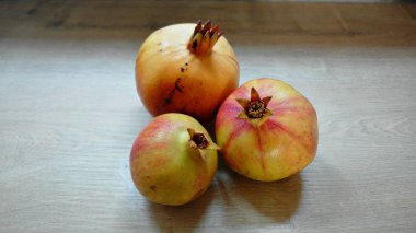 Tahta bir masada sarı nar, üst manzara.