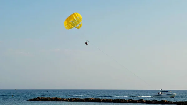 Parasailing Pessoas Voando Paraquedas Amarelo Atrás Barco Mar — Fotografia de Stock