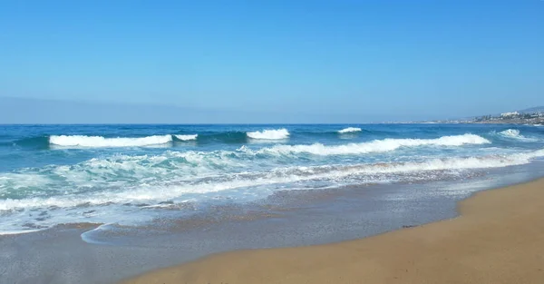 Strand Det Blå Havet Mjuka Vågor Vitt Skum Klar Himmel — Stockfoto