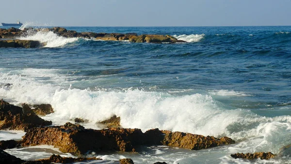 Rotsachtige Kust Van Blauwe Zee Golven Wit Schuim — Stockfoto