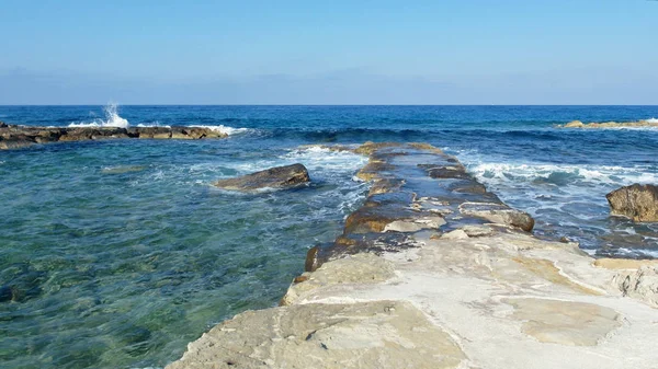 Rotsachtige Kust Van Blauwe Zee Golven Wit Schuim — Stockfoto