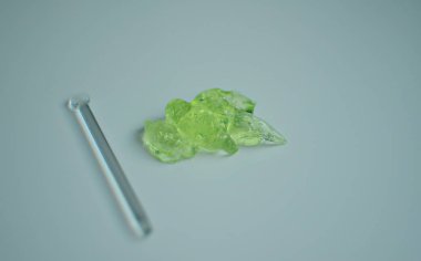 yeşil Aloe vera jel yüz serumu, beyaz arkaplanda cam çubuk, kapat