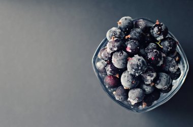 donmuş kuşüzümü koyu arkaplanı kapatır