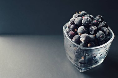 donmuş kuşüzümü koyu arkaplanı kapatır