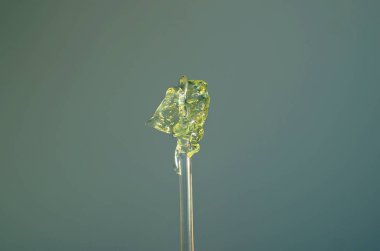 yeşil Aloe vera jel yüz serumu, cam çubuk, yakın çekim