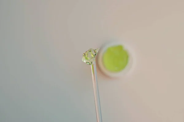 Grünes Aloe Vera Gel Gesichtsserum Glasstab Auf Weißem Hintergrund Nahaufnahme — Stockfoto