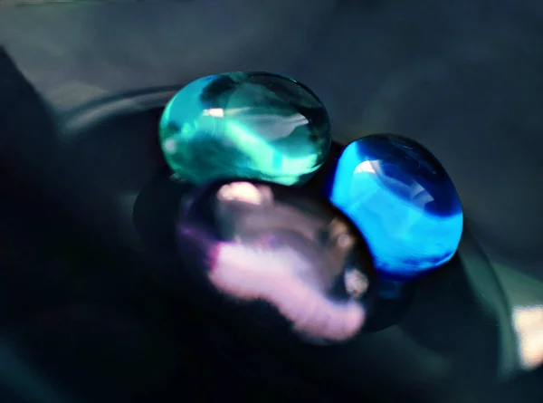 Dekorativní Barevné Kameny Tyrkysové Modré Šeříkové Barvy Rozmazaném Tmavém Pozadí Stock Snímky