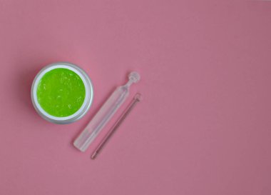aloe jel maskesi, pembe arkaplanda yüz serumu, yakın plan, kopyalama alanı