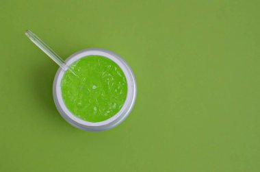 Yeşil arkaplanda aloe jel maskesi, yakın plan, kopyalama alanı