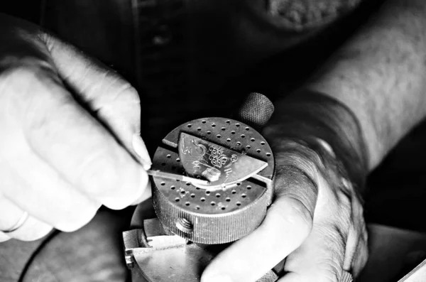 Männerhände Halten Ein Metallteil Metallbearbeitung Und Gravur Nahaufnahme — Stockfoto